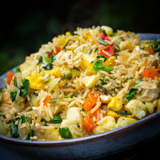 الأرز المقلي مع البيض والخضار