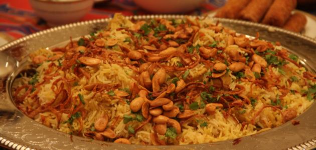 حشوة (كشنة) الخضروات والمكسرات فوق الأرز من المطبخ الخليجي 