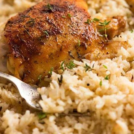 الأرز في الفرن مع أفخاذ الدجاج للعزومات