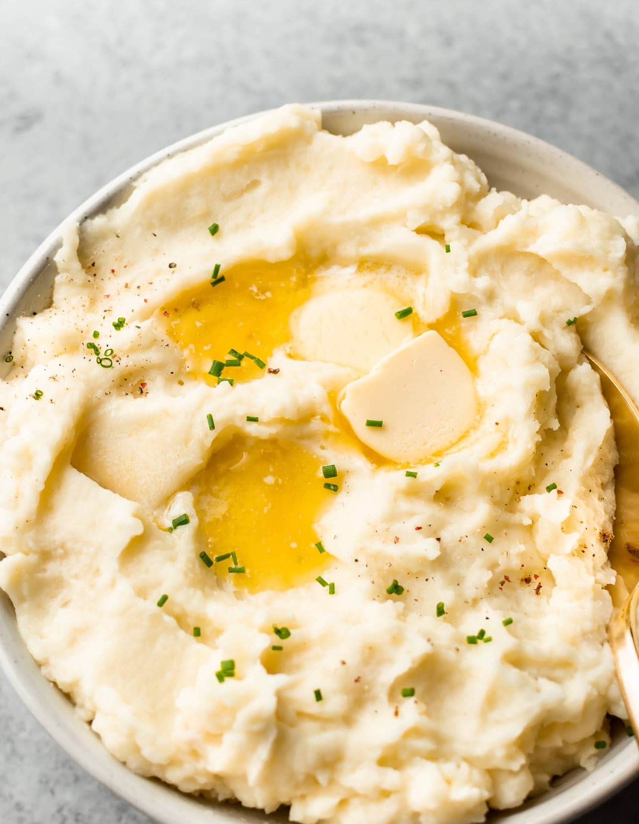 صلصة البطاطس والثوم مع البيض مع اللحم المشوي