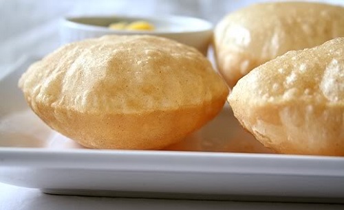 خبز البوري المقلي من المطبخ الهندي 
