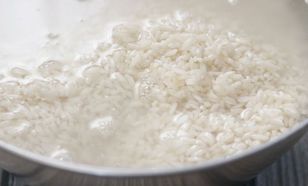 غمر الأرز بالماء الدافئ