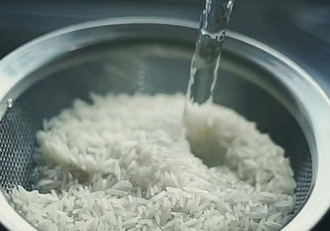 غسل أرز بسمتي في الماء