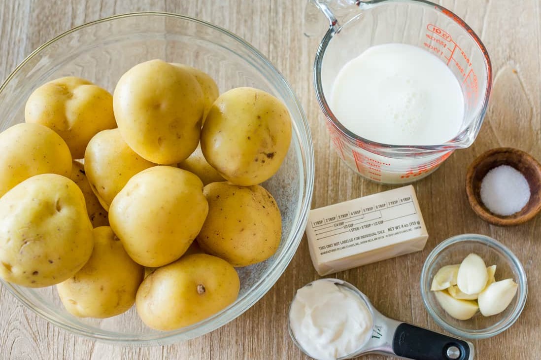 المكونات اللازمة لتحضير صلصة البطاطس والثوم مع البيض