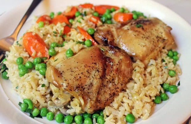 الأرز والدجاج والخضروات في الفرن بطريقة صحية