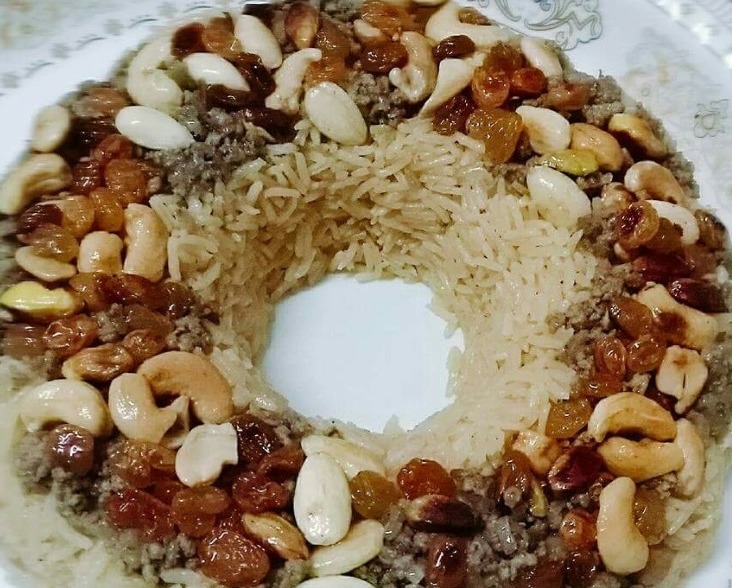 طريقة تقديم الأرز بخلطة المكسرات والزبيب المصرية 