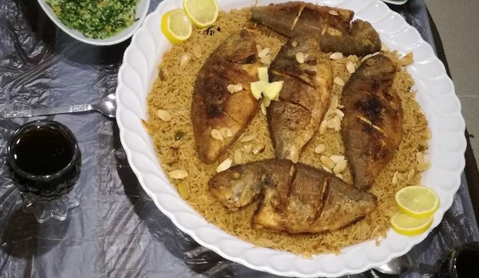 الأرز مع السمك المتبل المقلي بأسهل طريقة