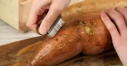 طريقة تنظيف حبات البطاطس الحلوة