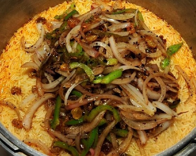 طريقة تحضير حشوة (كشنة) الخضروات والمكسرات فوق الأرز 