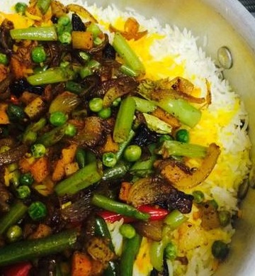 حشوة (كشنة) الخضروات والمكسرات فوق الأرز بمكونات بسيطة 