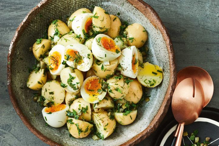 طريقة تحضير سلطة البطاطس مع الأعشاب 