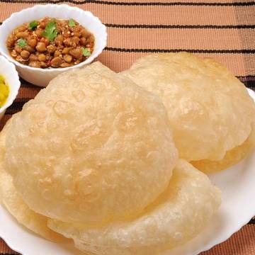 خبز البوري المقلي مع الأطباق الهندية